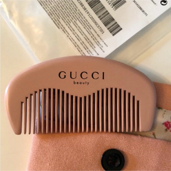Gucci Beauty Pouch and Comb
Gift Set - Picture 2 of 11